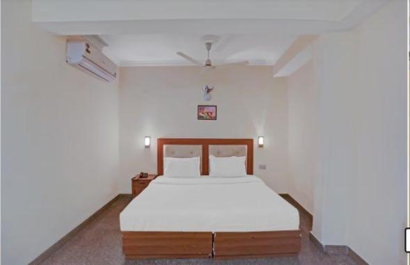 Oyo 75948 Hotel Tushar Continental Nueva Delhi Exterior foto
