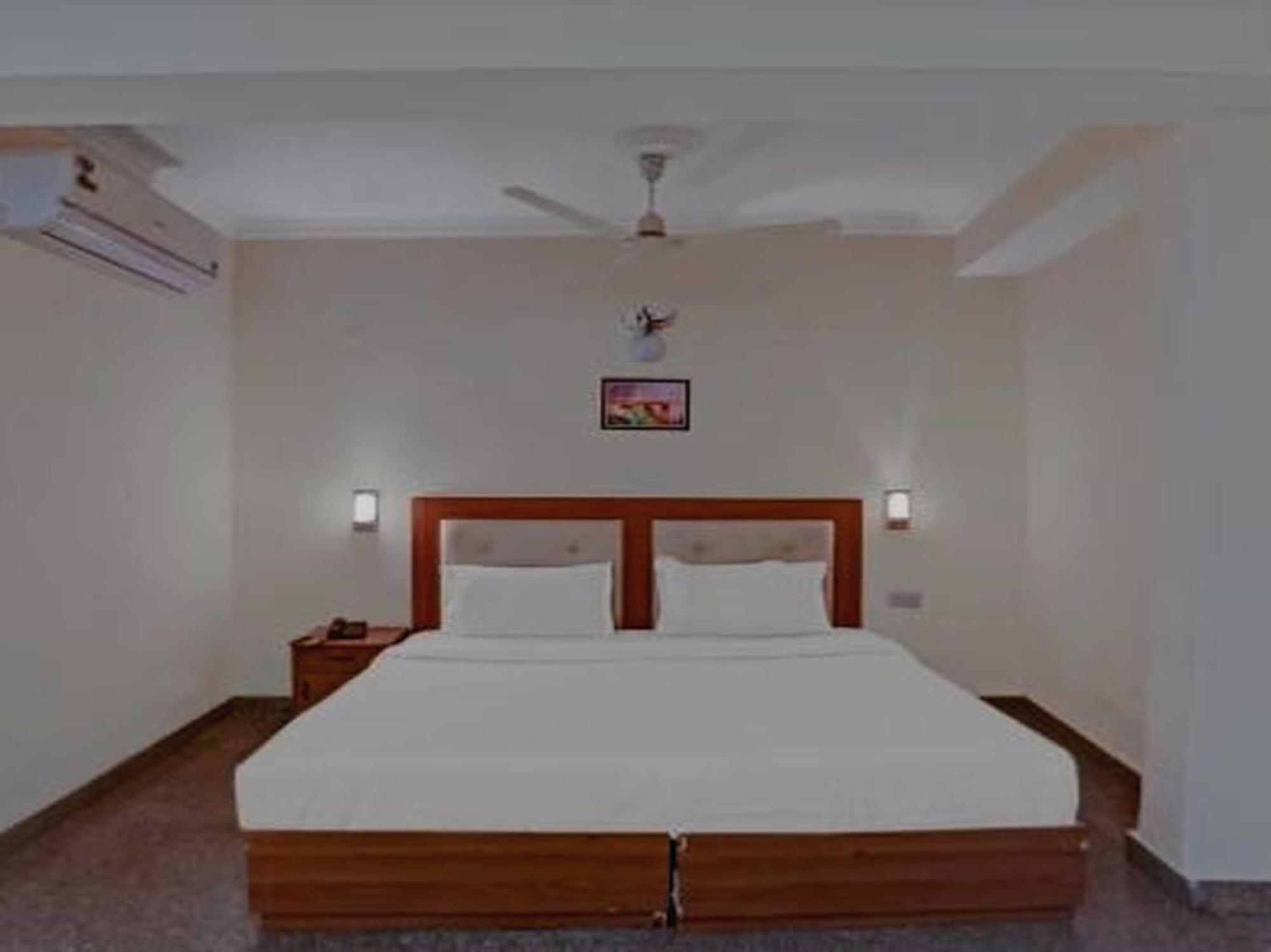 Oyo 75948 Hotel Tushar Continental Nueva Delhi Exterior foto