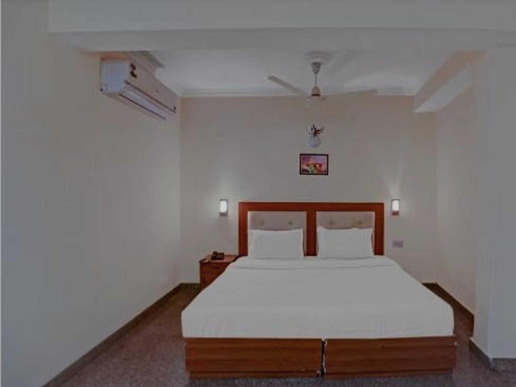 Oyo 75948 Hotel Tushar Continental Nueva Delhi Exterior foto